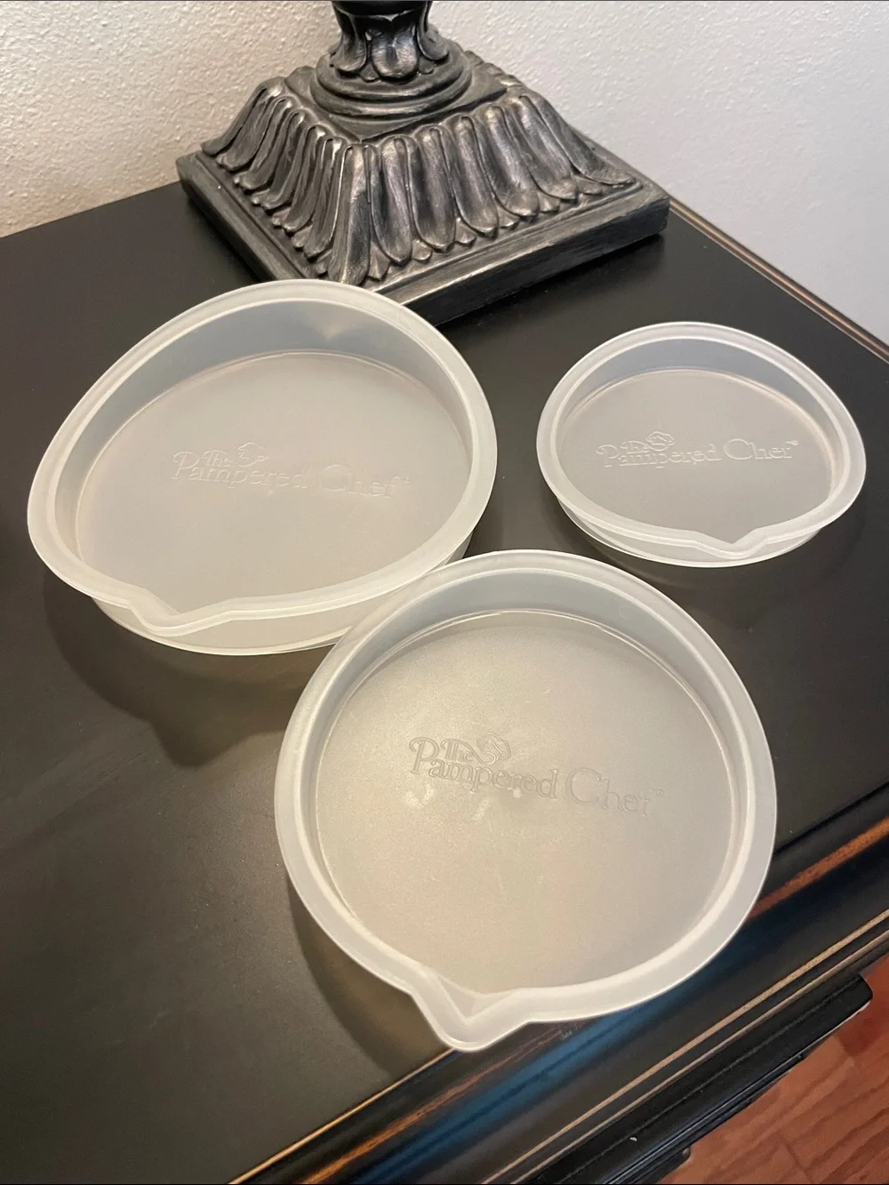 Like New The Pampered Chef Set of 3 Silicone Prep Measuring Bowls with Lids